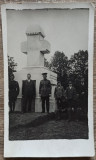 Militari si monument dedicat eroilor (?), perioada interbelica// foto tip CP