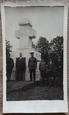 Militari si monument dedicat eroilor (?), perioada interbelica// foto tip CP foto