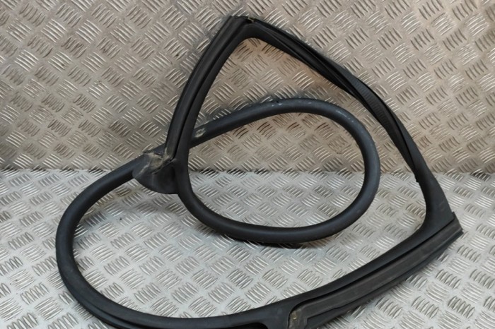 Garnitura ușă dreapta spate PORSCHE Taycan 2021 OEM: 9J0833722,9J0.833.722 | 23954672