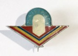 INSIGNA PIONIER SPORTIV FARA CLASA ALUMINIU VOPSIT CU EMAIL RECE PIONIERI, Romania de la 1950