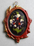 Flori - pictura pe ceramica, aplica miniaturala artizanat mestesugaresc 8x6cm