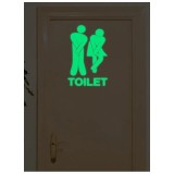 Cumpara ieftin Autocolant Decorativ Luminos (Fluorescent) &bdquo;WC&rdquo; - 18.5x12.5 - 715140