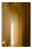 Tablou Canvas, "Lumina travers&acirc;nd arcadele tăcute ale catedralei", Arce, Lumină, Coloană, Geometrie, Simetrie, Pereți, Culoar, Perspective, Textura, S