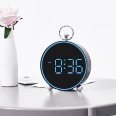 Ceas de masa, cu afisaj albastru, comanda vocala si alarme personalizabile, trezeste ecranul prin bataie din palme, negru