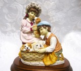 BIBELOU FIGURINA THE LEONARDO COLLECTION 1989 FETITA SI BAIAT CU CATELUSI PE POSTAMENT LEMN