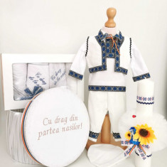 Set Botez Traditional Adi 6 , 4 piese costumas, lumanare, cufar brodat, trusou botez Traditional