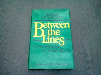 BETWEEN THE LINES. CONVERSATIONS IN SOUTH AFRICA - HARRIET SERGEANT (CARTE IN LIMBA ENGLEZA) foto
