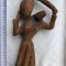 Impresionanta sculptura in lemn de maslin, femeie tinand deasupra un vas