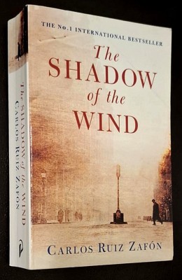 The Shadow of the Wind - Carlos Ruiz Zafon, gothic mistery, original title - La sombra del viento, Phoenix 2004 foto