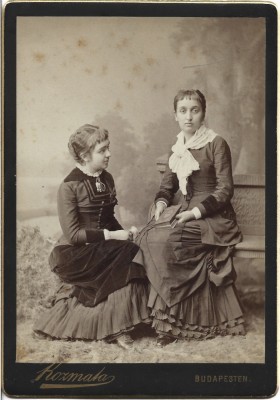 20PMD Cornelia Brediceanu, născută Rădulescu și Elena Dobrin, născută Rădulescu, studio Kozmata Ferencz, Budapest foto