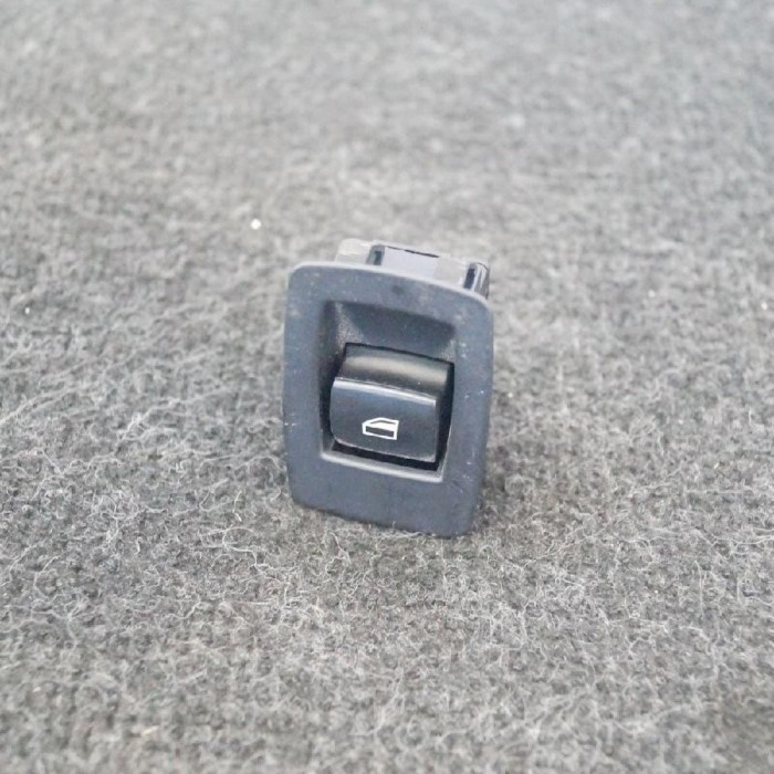 Buton geam ușă st&acirc;nga spate BMW 3 E90 2010 OEM: 6945874 2492926