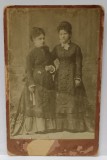 FOTOGRAF GEORGES MAKSAY , GALATI, DOUA DOAMNE CU ROCHII NEGRE, FOTO CABINET , CCA. 1900