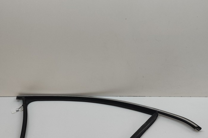 Bandou superior ușă dreapta față VW PASSAT Variant B7 365 2014 OEM: 3C4837432F 31047623