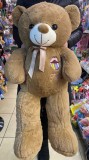 Urs maro de plus cu buze pe piept 80 cm