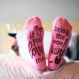 Sosete amuzante If you love me Bring Me Wine, Briose roz, Marime universala: 35-40, Prevazute cu scris antiderapant din silicon
