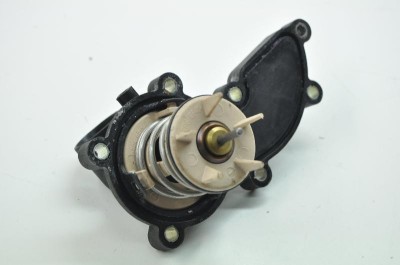 Termostat AUDI A5 8T3 2011 OEM: 06E121111AD | 2303126 foto