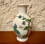 VAZA MICA DIN PORTELAN CHINEZESC, DECORATA MANUAL H9,5cm