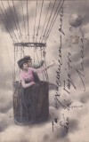 Fotografie Postcard Indragostiti deasupra norilor - An 1903, Dimensiune 14 x 9 cm, Stare Buna