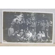 FOTOGRAFIE DE GRUP, EXCURSIONISTI IN PADURE , FOTOGRAFIE TIP CARTE POSTALA , MONOCROMA, NECIRCULATA , PERIIOADA INTERBELICA