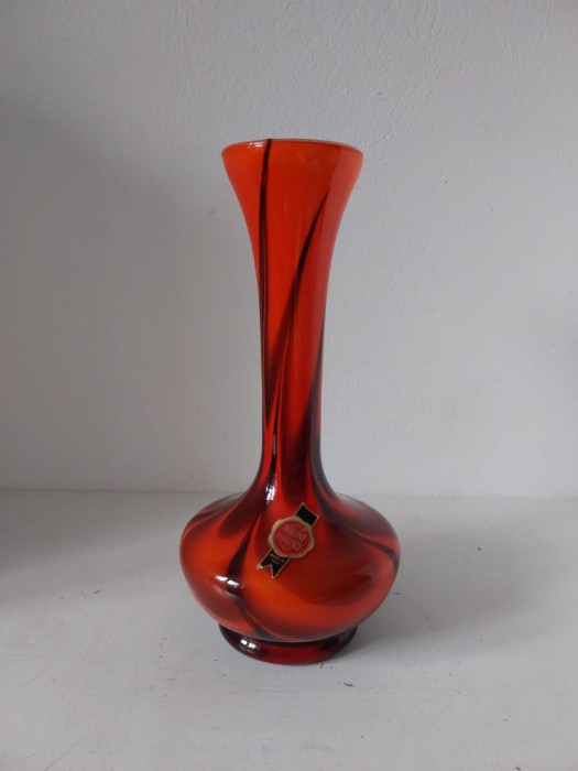 Vaza de sticla Opaline Florence Made in Italy, rosu cu negru, alb in interior, vintage, 25cm inaltime