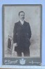 Cabinet card bărbat &ndash; Atelier Oppelt București c.1900 &ndash; inscripție &bdquo;Titu Pitiși, decedat 1905&rdquo;