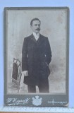 Cabinet card bărbat &ndash; Atelier Oppelt București c.1900 &ndash; inscripție &bdquo;Titu Pitiși, decedat 1905&rdquo;