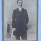 Cabinet card bărbat &ndash; Atelier Oppelt București c.1900 &ndash; inscripție &bdquo;Titu Pitiși, decedat 1905&rdquo;