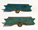 LOT 2 BARETE INSIGNA PIONIER DE FRUNTE MARE ALBASTRU INCHIS SI DESCHIS PIONIERI, Romania de la 1950