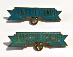 LOT 2 BARETE INSIGNA PIONIER DE FRUNTE MARE ALBASTRU INCHIS SI DESCHIS PIONIERI