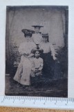 Mică fotografie pe metal de acum ~120 de ani, surprinz&acirc;nd un grup elegant &icirc;n studio &ndash; pălării superbe, aer Belle &Eacute;poque.