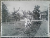 Mama cu copii, cladiri Romania interbelica// fotografie