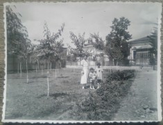 Mama cu copii, cladiri Romania interbelica// fotografie