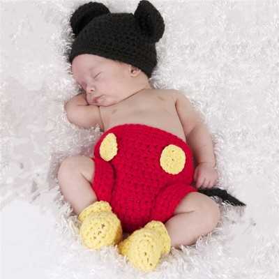 Costum crosetat bebelusi Mickey Mouse sedinte foto foto