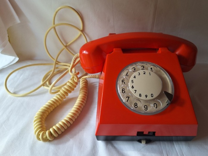 Telefon fix cu disc - Electromagnetica - EM 72 - aparat vechi romanesc anii 1970, piesa de colectie - decor