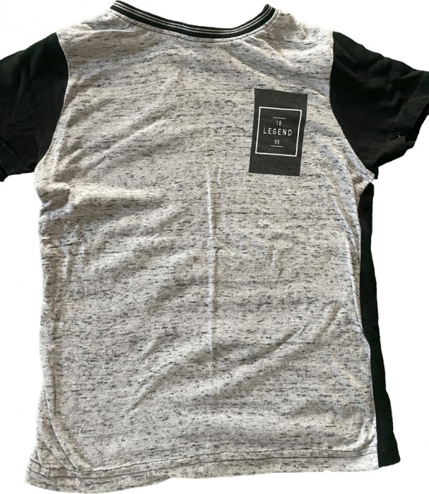 Tricou baiat, culoarea gri cu negru, marimea 122-128
