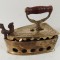 Fier de calcat decorativ miniatural din bronz masiv gravat ,piesa deosebita pe nuntru colecție