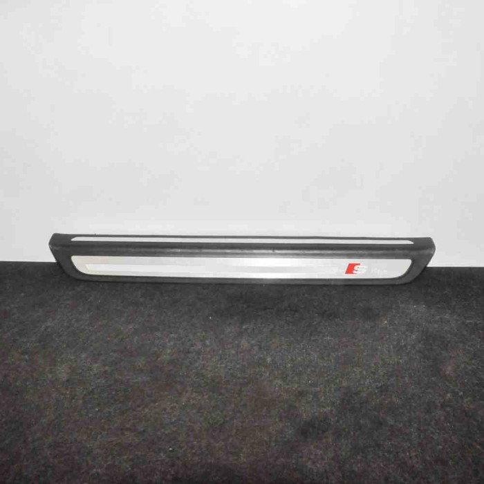 Ornament prag st&acirc;nga față AUDI Q5 8R 2010 OEM: 8R0853373C