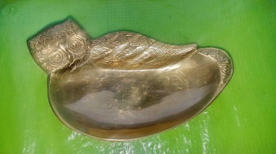 G155-Tavita mica veche cu Bufnita alama aurita bine realizata artistic stare FB. foto