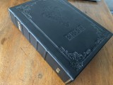 BIBLIA DE LA IASI 1874/ SOCIETATEA BIBLICA. EDITIE FACSIMIL LUX COPERTI PIELE CU MODELE IN RELIEF. FORMAT 28,5 X 21,5 CM. 1016 PAG.