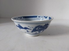Bol portelan chinezesc, won, alb cu decor asiatic in albastru marcat pe dos cu caractere chinezesti 11 cm diametru 5cm inaltime