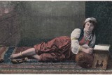 Carte postala colorizata infatisand o tanara in haine orientale rezemata de o