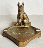 Scrumiera vintage din fonta, vopsita bronz-auriu, maniera Art Deco, model caine lup, artizanat industrial romanesc