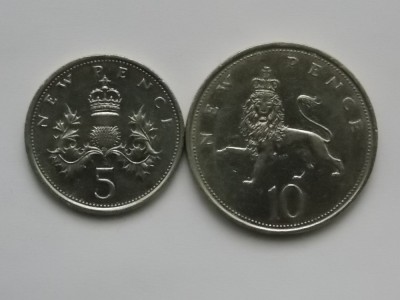 LOT 2 MONEDE 5,10 NEW PENCE GBR foto