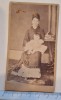 Fotografie CDV &ndash; Mamă cu bebeluș &ndash; Rom&acirc;nia (c. 1875&ndash;1885) &ndash; 10,5&times;6,5 cm