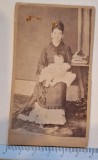 Fotografie CDV &ndash; Mamă cu bebeluș &ndash; Rom&acirc;nia (c. 1875&ndash;1885) &ndash; 10,5&times;6,5 cm