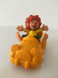 Figurina Bully PUMUCKL in masina galbena, cauciuc, 8x4x6cm, colectie