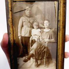 Fotografie veche Transilvania in rama metalica portret familie, studio