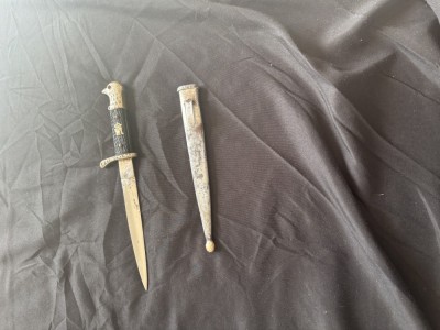 Stilet regalist foto