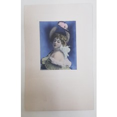 TANARA CU PALARIE SI FLOARE ROZ , CARTE POSTALA ILUSTRATA , EMBOSATA , CLASICA