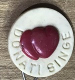 (N) [Colecție Medicală] Insignă Veche Donați S&acirc;nge - Inimi, Propaganda Sanitară